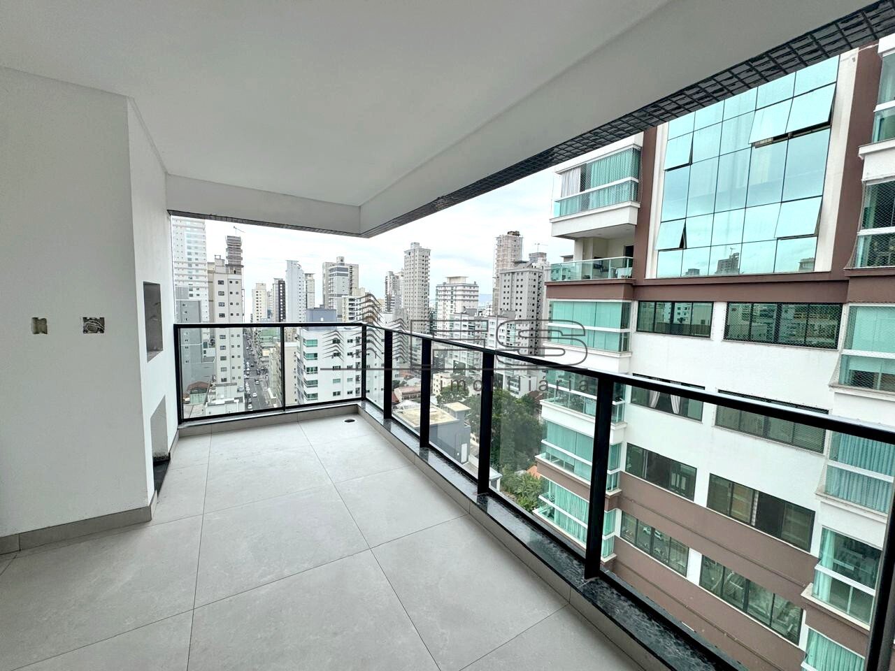 4544 - Porto Valência, 3 suítes, Meia Praia, Itapema